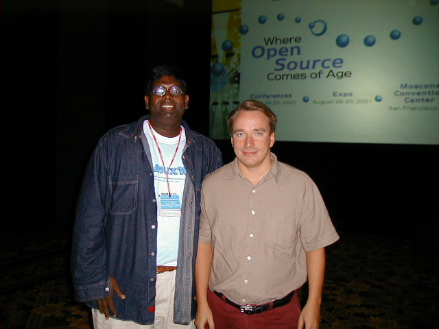 A photo with Linus Torvalds at LinuxWorld, 2001